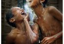 Ảnh triển lãm cuộc thi ảnh báo chí “Nước cho cuộc sống và sự phồn thịnh”. Tác phẩm: “ Bên vòi nước sạch ” – Tác giả: Nguyễn Vinh Linh Quốc